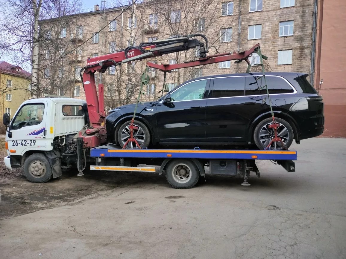 Эвакуатор перевозит легковой автомобиль по Петрозаводску